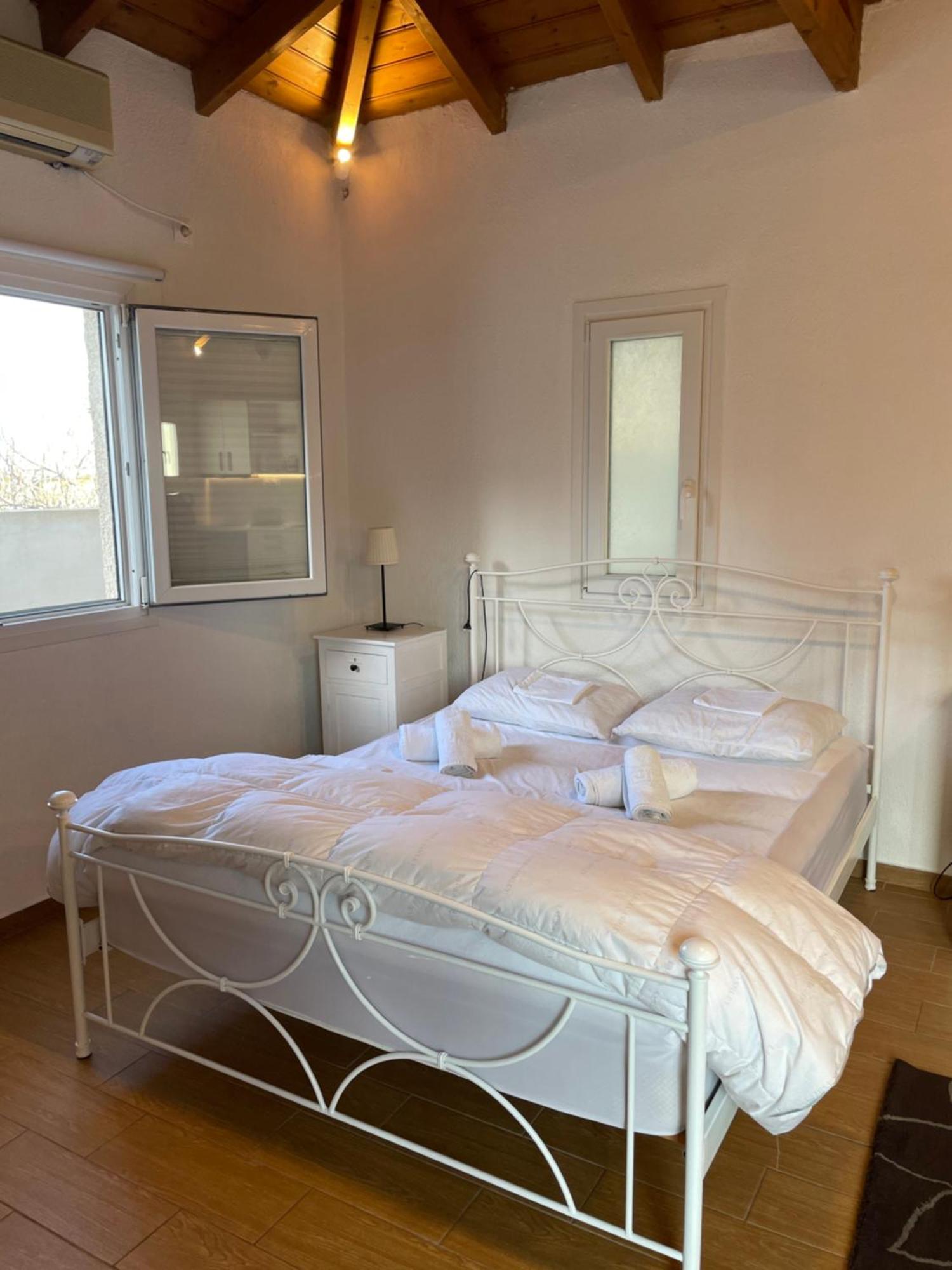Pool Guesthouse Corinth ภายนอก รูปภาพ